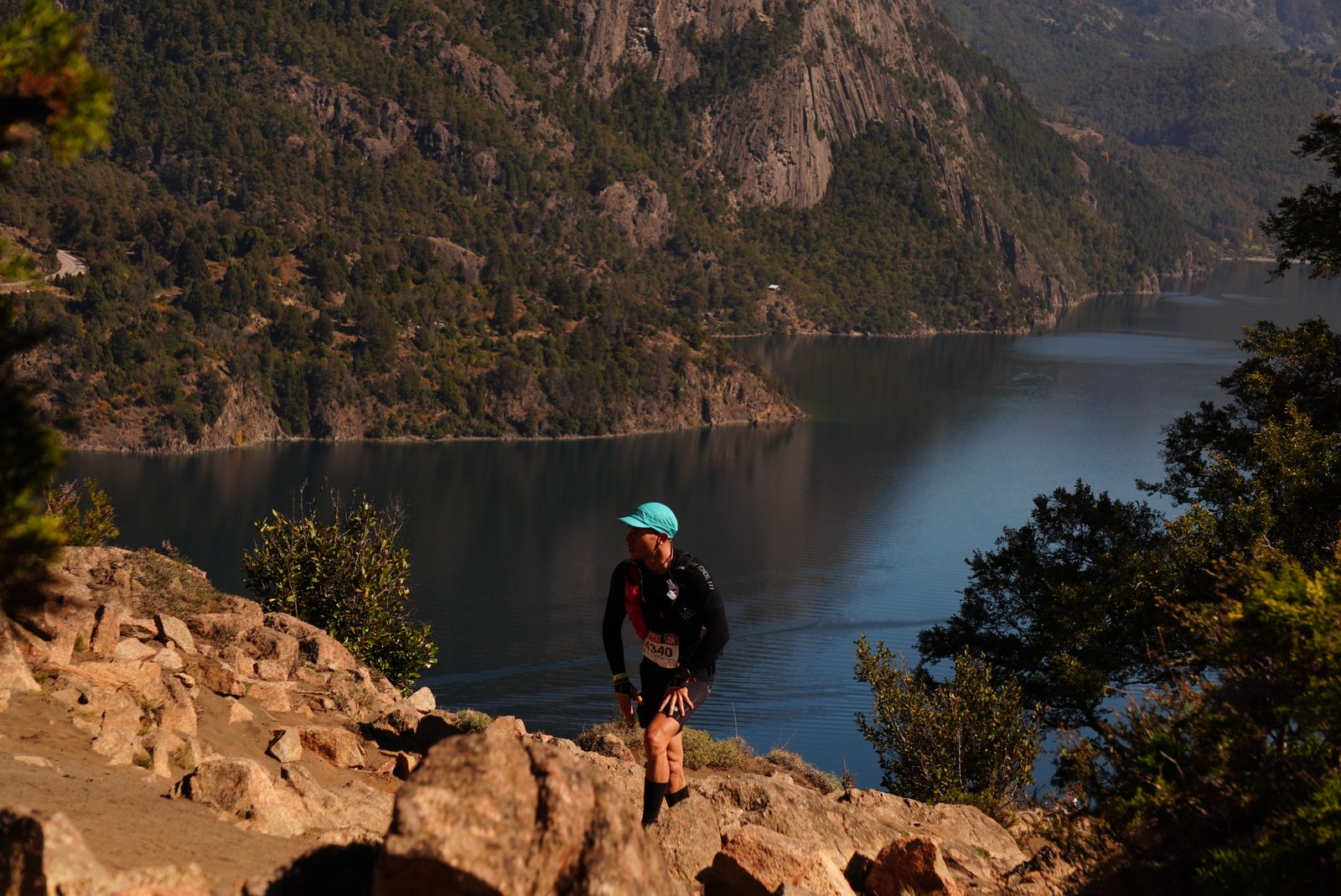 Agustín corriendo en montaña junto al lago