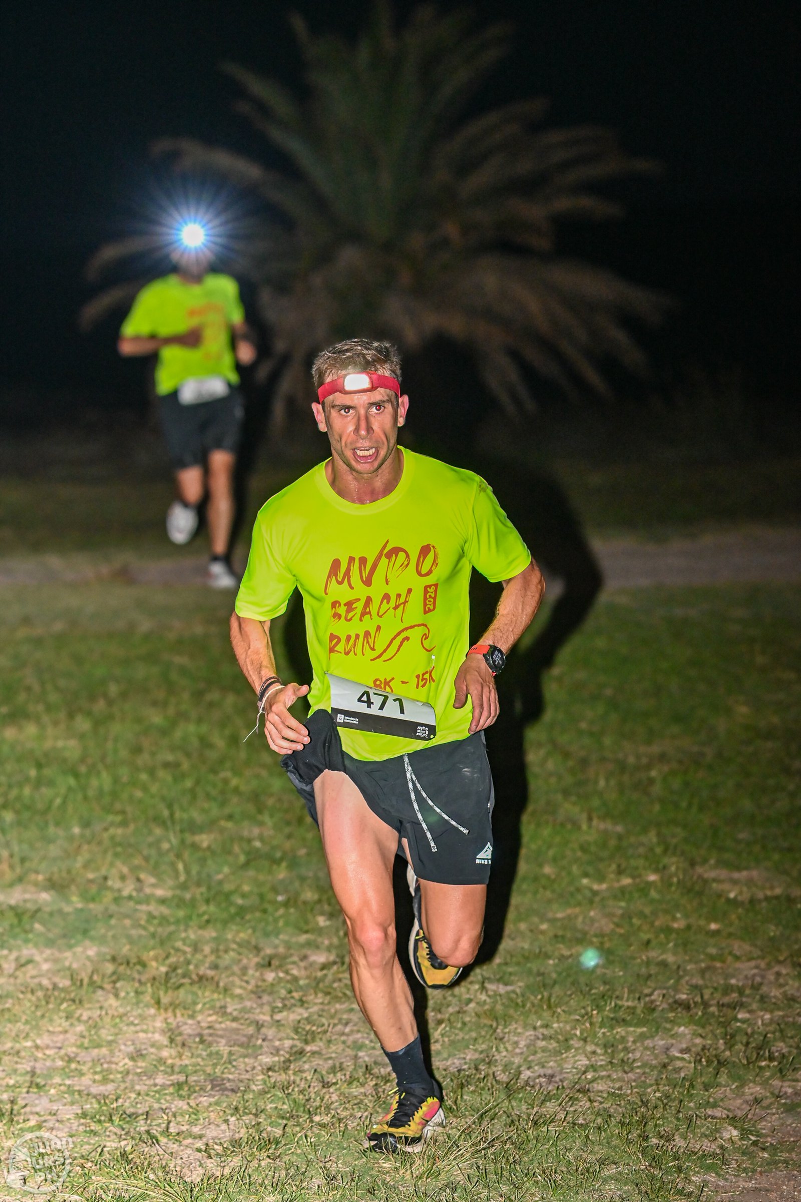 Agustín corriendo de noche